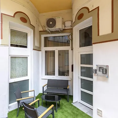 Kazinczy 10 With 3 Bedrooms Apartment Budapest