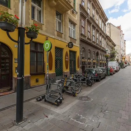 Apartment Kazinczy 10 With 3 Bedrooms Budapest