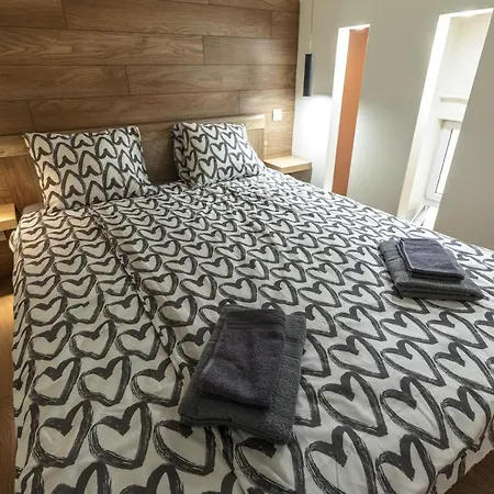 Apartment Kazinczy 10 With 3 Bedrooms