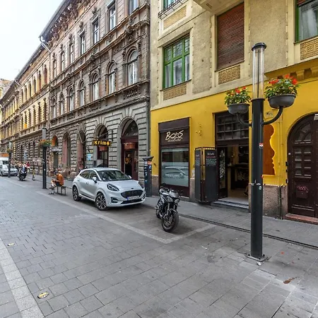 Kazinczy 10 With 3 Bedrooms Apartment *